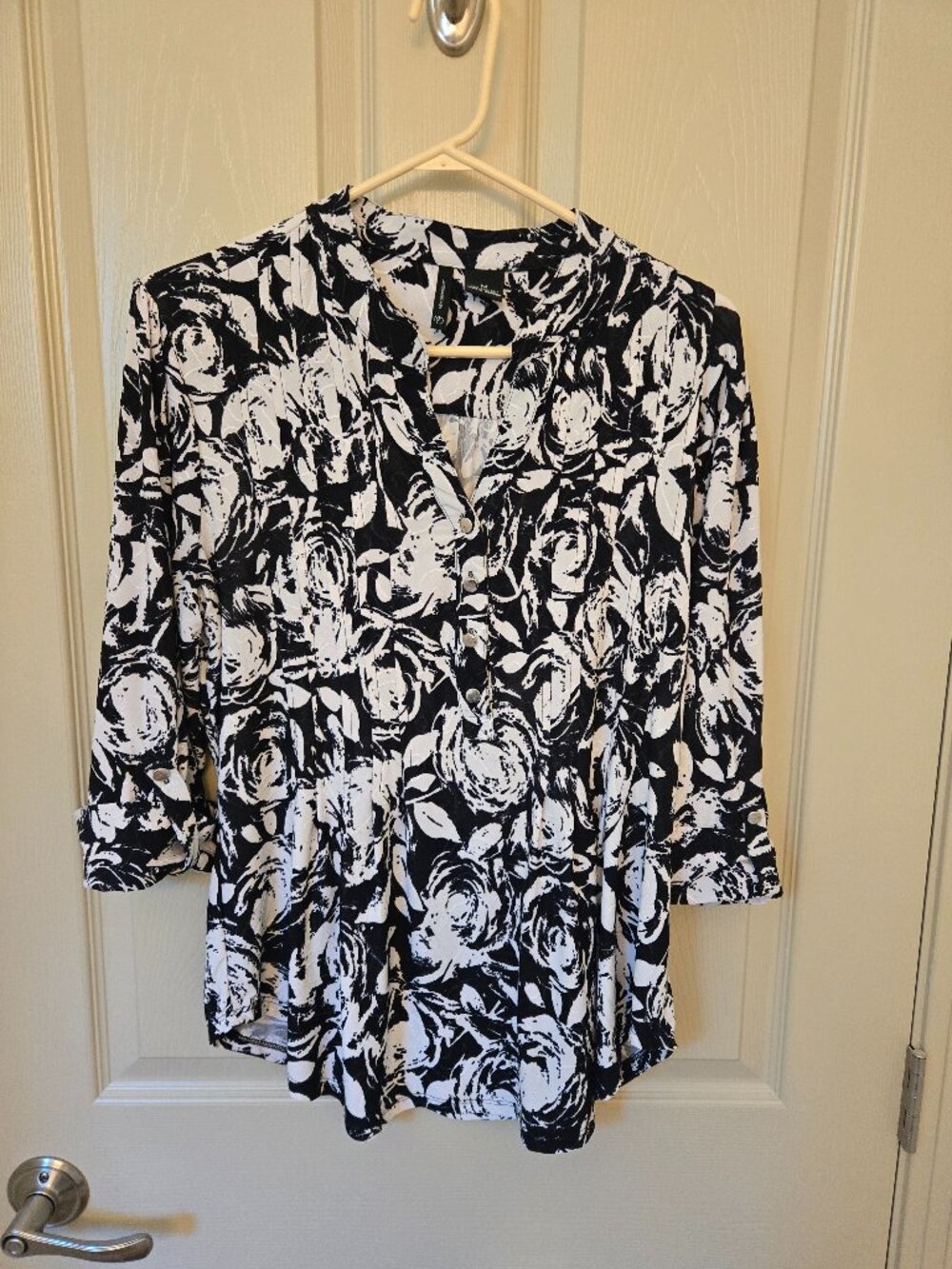 Black & White Bold Print 3/4 Sleeve Pleated Bodice Top